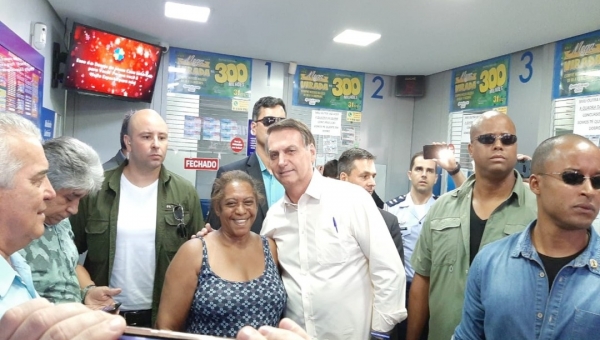 Sem agenda, Bolsonaro vai a lotérica em Brasília para fazer apostas na Mega da Virada